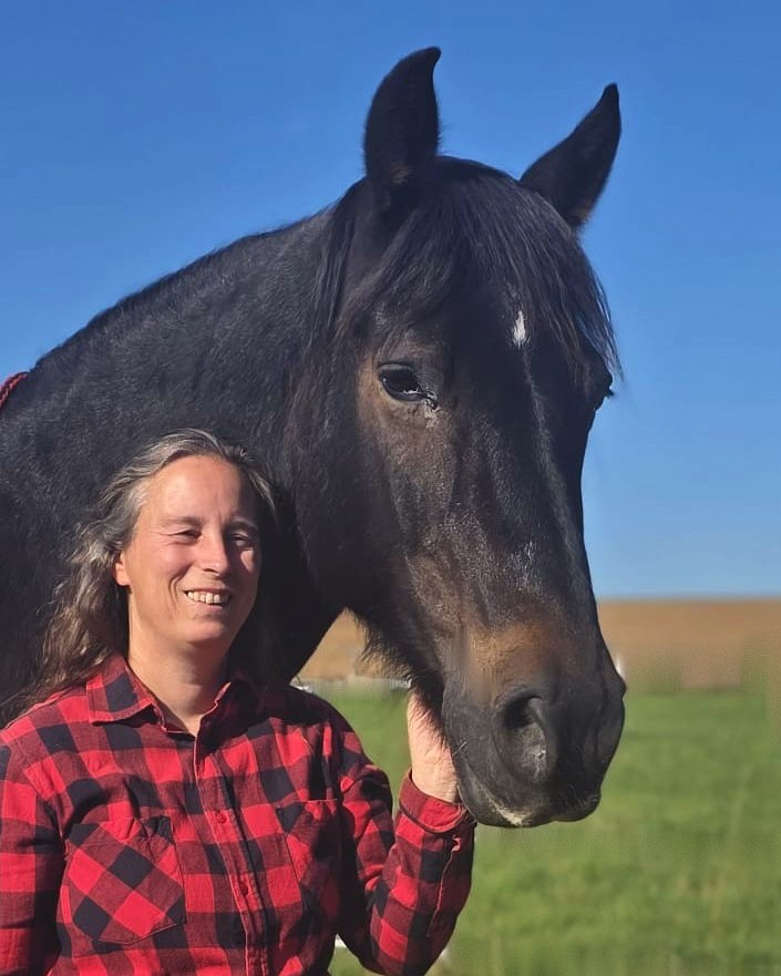 Katrin Wyrwich mit ihrem Pferd auf der Weide